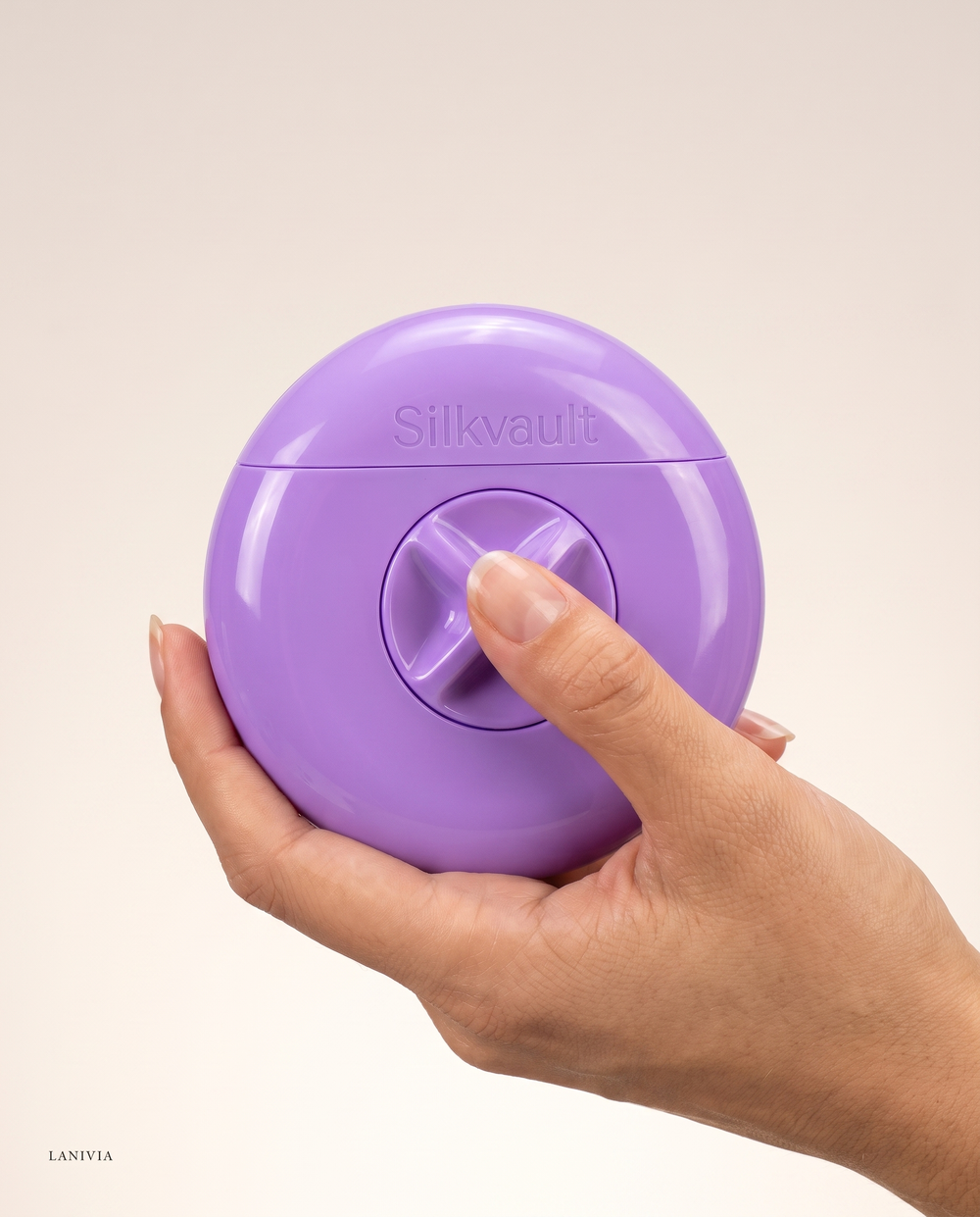 Silkvault vastgehouden met duim op de X-knop