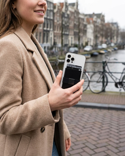 Onderweg in de stad, op de achterkant van je telefoon