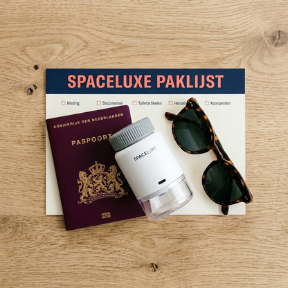 SpaceLuxe Paklijst flatlay met reisspullen