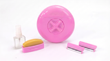 Silkvault reisscheerset flatlay: draaibare houder, waterspray, zeepbar en twee scheermesjes op wit